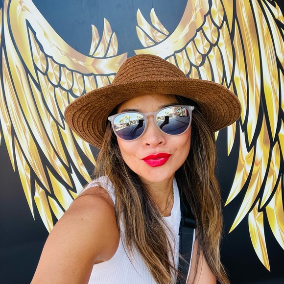 Meet your Posher, Cassandra - Picture 1 of 1